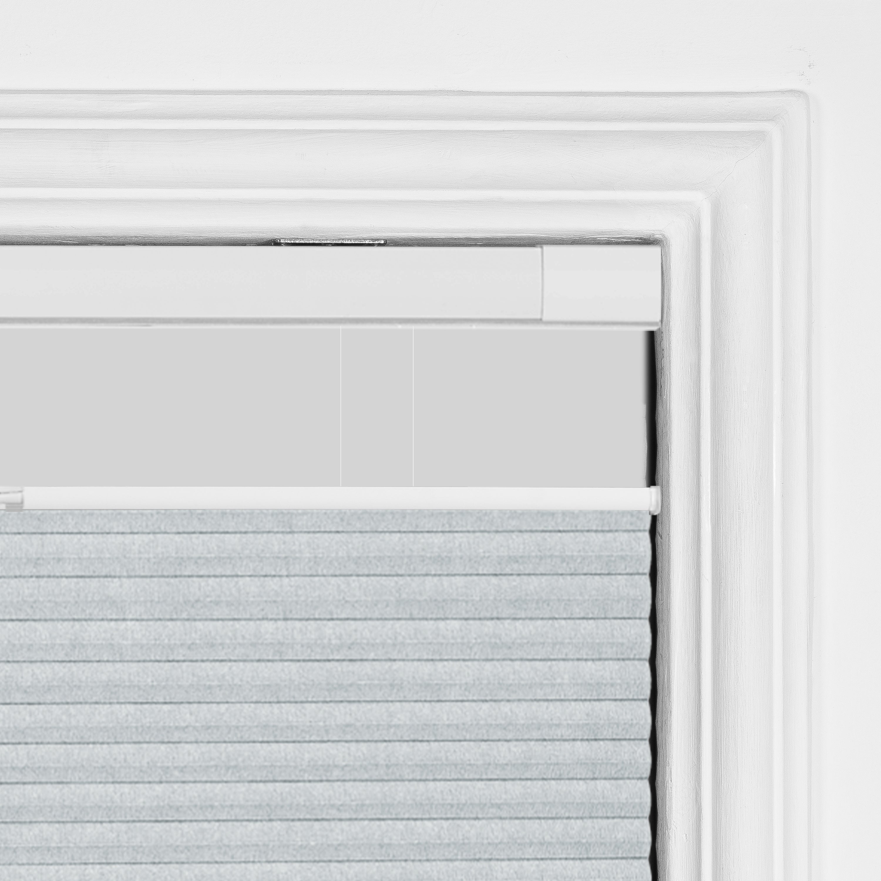 Sulugood New Arrival No Drill Top Down Bottom Up Cellular Honeycomb Blinds Cell In Cell Design close-up view.